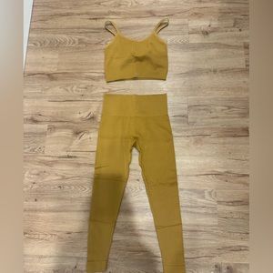 SET ACTIVE- Color (GLOW) set. Never worn